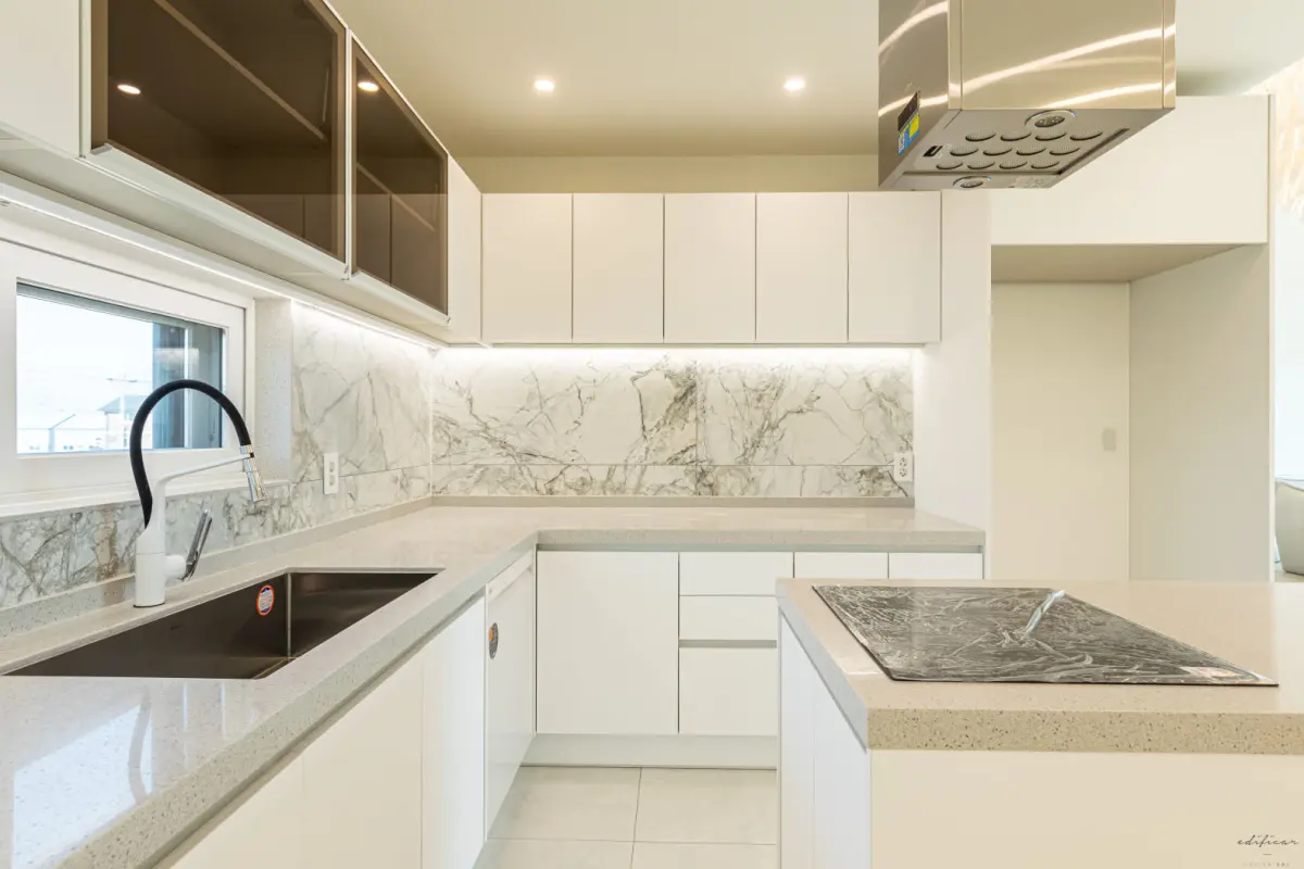 대리석과 화이트가 어우러진 프리미엄 모던 주방